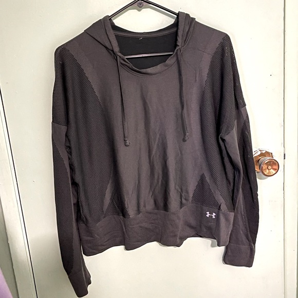 Small black under armour vented hoodie - Picture 1 of 3